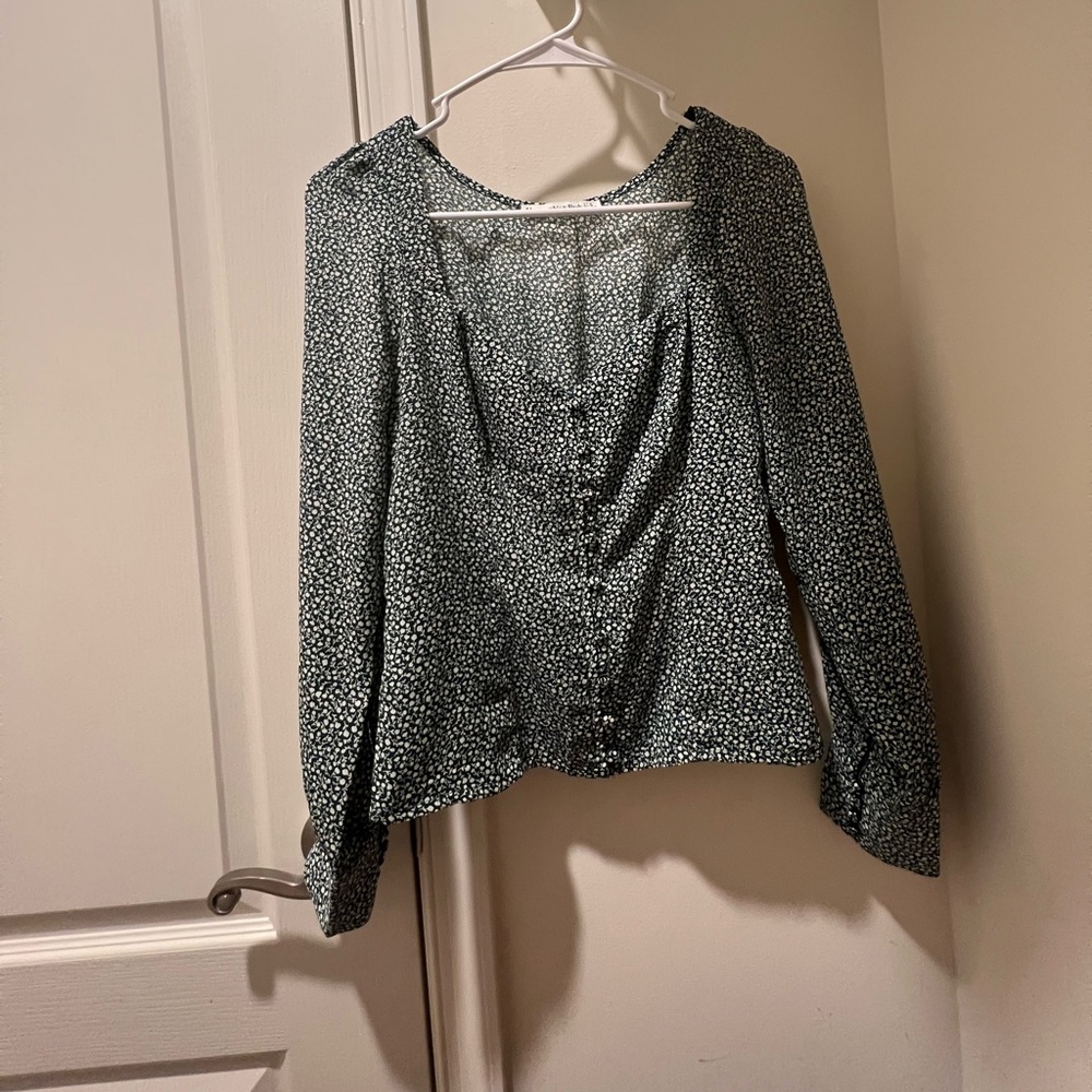 Small Abercrombie & Fitch Long-Sleeve Sweetheart neck Floral Blouse (never worn)